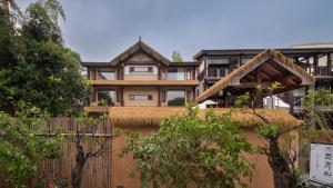 ein großes Haus mit einem Zaun davor in der Unterkunft Xianqingshan Homestay in Hangzhou