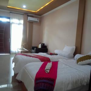 Un pat sau paturi într-o cameră la Rezka Roomz Syari'ah