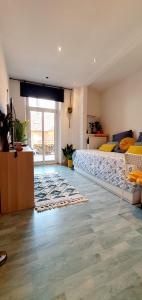 1 dormitorio con 1 cama grande en una habitación en Dantas Apartment, en Núremberg