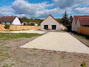 a driveway with a house and a fence at Les bambous - 2 logements 10min du zoo neuf-confort-famille-jeux pour enfants in Saint-Romain-sur-Cher