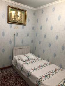 費爾干納的住宿－Korzinka，一间卧室设有两张床,墙上设有一面镜子