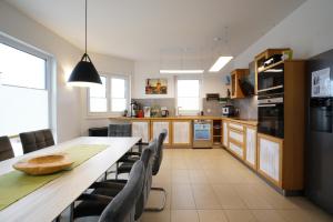 Kjøkken eller kjøkkenkrok på Vier-Winde-Villa mit Schwimmbad