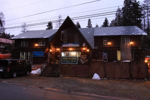 dom z napisem przed nim w obiekcie Canadian Village Goryu w mieście Hakuba