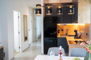 eine Küche mit schwarzen Schränken und einer Arbeitsplatte in der Unterkunft Apartment Natali in Split