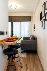 sala de estar con mesa y sofá en Primera Suite, en Estambul