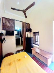 uma sala de estar com uma ventoinha de tecto e uma mesa em Riad Alqimam em Marrakech