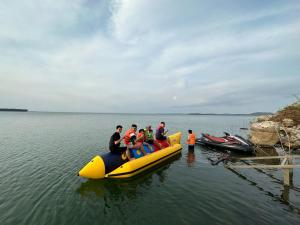 eine Gruppe von Menschen, die auf einem gelben Floß im Wasser reiten in der Unterkunft Trị An Villa in Xã Trảng Bôm