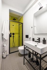 bagno con lavandino, doccia e servizi igienici di Primera Suite a Istanbul