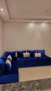 a blue couch with pillows in a room at Appartement Taza in Taza
