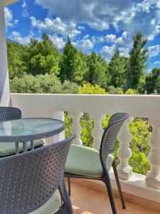 una mesa y sillas en un balcón con vistas en Villa Stipuka en Brela