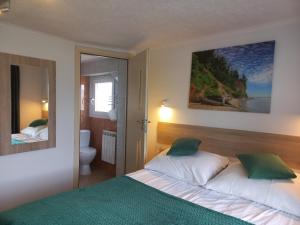 a bedroom with a bed with a green and white at Dom Gościnny Raido in Gdynia