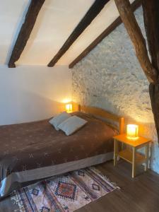 1 dormitorio con 1 cama y 1 mesa con 2 lámparas en CHEZ SOPHIE -Chambres d’hôtes, Gîte et Gîte équestre en Clermont-Dessous