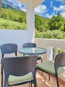 a room with chairs and a table and a window at Villa Stipuka in Brela +18 photos
