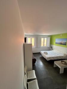 mały pokój z łóżkiem i stołem w obiekcie Alojamientos Plaza Portugal w mieście Sanxenxo
