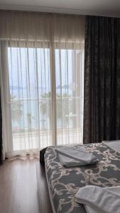 1 dormitorio con cama y ventana grande en Hotel Turiya, en Turgutreis
