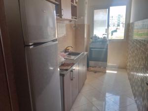una cucina con frigorifero e lavello di Calmehome a Oujda