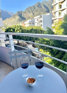 two glasses of wine and a bowl of nuts on a table at Piso céntrico Corazón de Aridane in Los Llanos de Aridane +20 photos