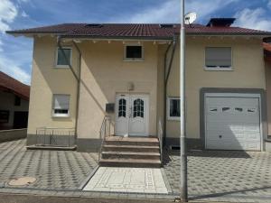 een huis met twee garagedeuren en een paal bij Sunshine FeWo in Rust +27 foto's