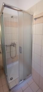 W łazience znajduje się prysznic ze szklanymi drzwiami. w obiekcie Maridatis Apartments w mieście Palekastron +37 zdjęć