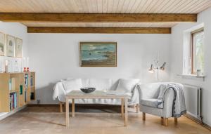 - un salon avec un canapé et une table dans l'établissement Awesome Home In Gilleleje With Kitchen, à Gilleleje