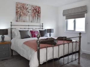Un pat sau paturi într-o cameră la Dunlin Haven