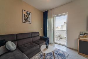 ein Wohnzimmer mit einem Sofa und einem Tisch in der Unterkunft Apartment Natali in Split
