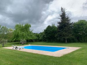 Basen w obiekcie Escapade Romantique en Chalet Nature, Calme et Douceur au Bord de Marne lub w pobliżu