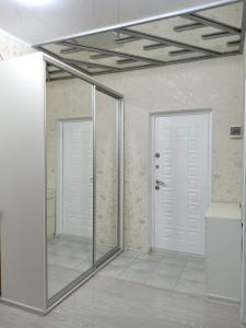 - deux portes coulissantes en verre dans une chambre avec plafond dans l'établissement 3-комн. апартаменты в районе Болашак, à Kyzylorda