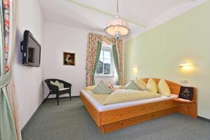 ArriachにあるPension Pilsachhofのベッドルーム1室(木製ベッド1台、窓付)