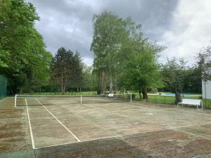 Tenis lub squash w obiekcie Escapade Romantique en Chalet Nature, Calme et Douceur au Bord de Marne lub w pobliżu