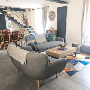 ein Wohnzimmer mit einem Sofa und einem Tisch in der Unterkunft Belle Maison tourangelle pour 6 personnes in Chambourg-sur-Indre