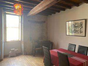 Clermont-Dessous的住宿－CHEZ SOPHIE -Chambres d’hôtes, Gîte et Gîte équestre，一间用餐室,配有红色的桌子和椅子