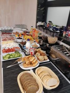 uma mesa com um monte de diferentes tipos de alimentos em Hotel Boutique 5 em Sófia