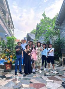 un grupo de personas posando para una foto en Hang Múa Village Homestay, en Ninh Binh