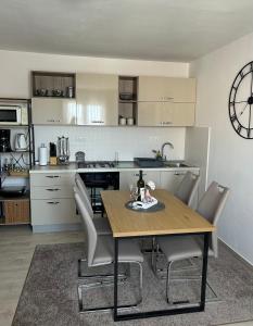 cocina con mesa de madera y sillas en una habitación en Apartment Salov, en Trogir