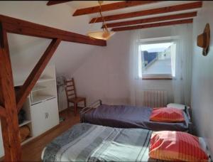 1 Schlafzimmer mit 2 Betten und einem Fenster in der Unterkunft gite La Forêt in Ungersheim
