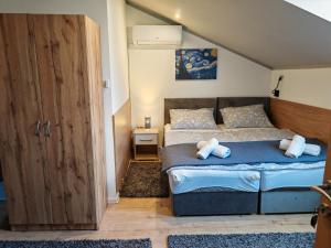 1 dormitorio con 1 cama con 2 toallas en Apartment and rooms Corina en Bilje