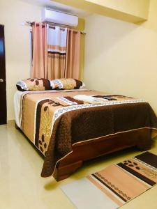 1 dormitorio con 2 camas en una habitación en Hotel familiar Doña Nida, en Santa Cruz de Barahona