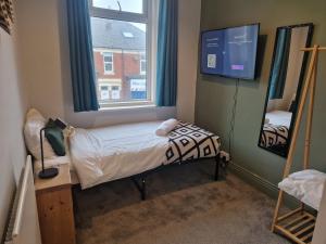 Giường trong phòng chung tại West Beck House - Newcastle 5