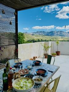 uma mesa com pratos de comida num pátio em Casa Modesta- Terrace apartent with stunning view em Lledó