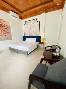 ein Schlafzimmer mit einem Bett und einem Wandgemälde in der Unterkunft Tam Coc Galaxy Villa in Ninh Bình