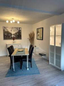 a dining room with a table and chairs at Schöne Ferienwohnungen -bis zu 4 Personen 70qm2- in Oldenburg Eversten in Oldenburg