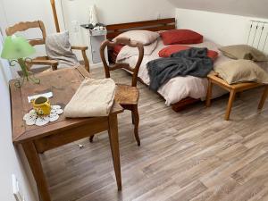 a bedroom with two beds and a table with at Chambres de la Choisille à Fondettes st Cyr Tours in Fondettes