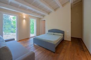 1 dormitorio con 1 cama y 1 sofá en AlMiFiole, en Montegridolfo