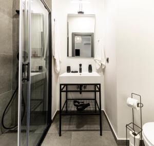 y baño con lavabo y ducha. en Primera Suite en Estambul