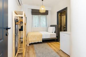 Primera Suite في إسطنبول: غرفة نوم صغيرة بها سرير ونافذة