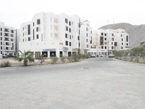 een lege parkeerplaats voor een gebouw bij Near Royal Opera, Parking, Hiking trail in Muscat