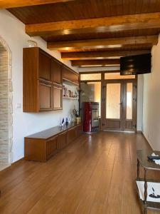 uma grande cozinha com pisos em madeira e uma cozinha com frigorífico em Casa Tranquilla vicino al Centro em Pádua