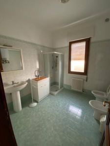bagno con lavandino e 2 servizi igienici di Casa Tranquilla vicino al Centro a Padova