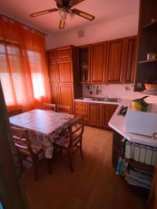 uma cozinha com mesa e cadeiras e uma cozinha com tecto em Casa Tranquilla vicino al Centro em Pádua